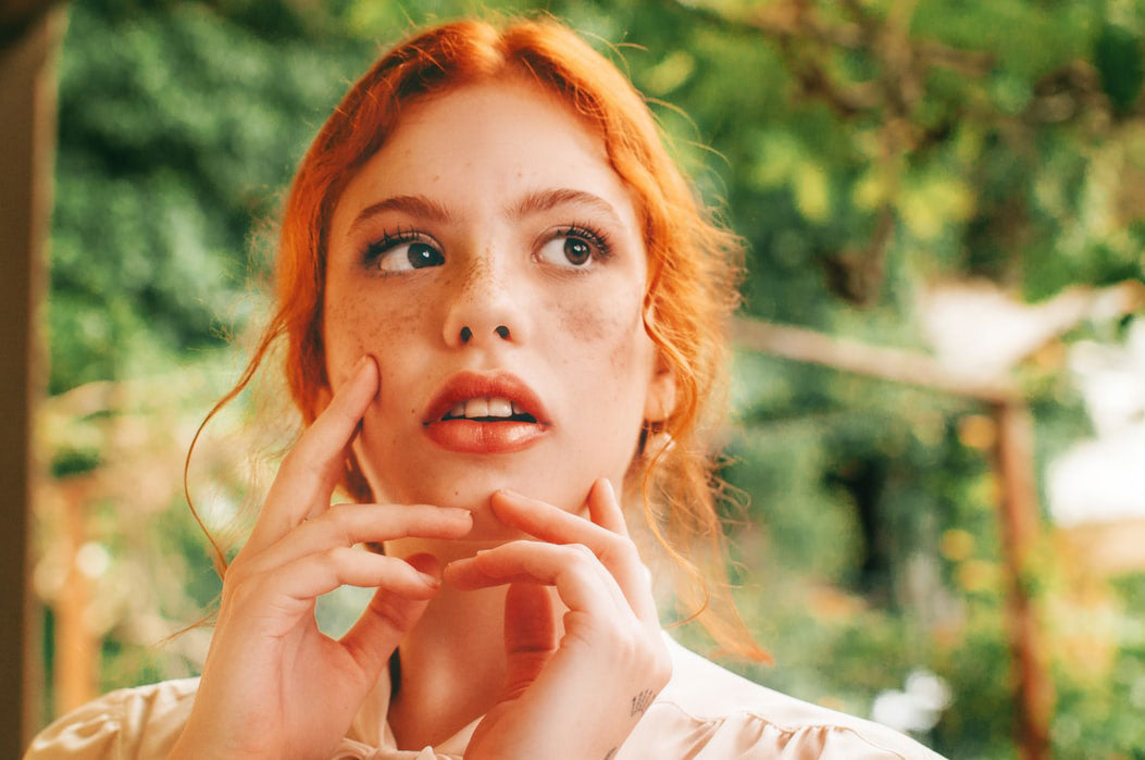 Girl in nature to illustrate the importance of natural and green beauty