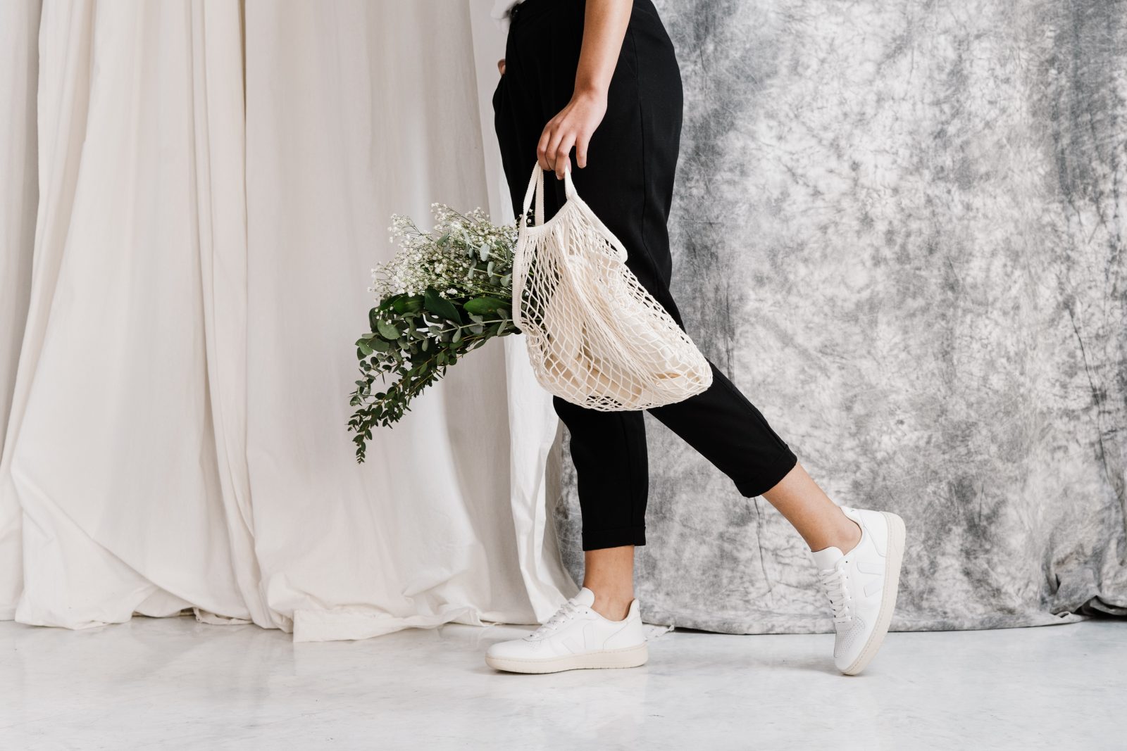 woman carrying resuable shopping bag to illustrate sustainable living